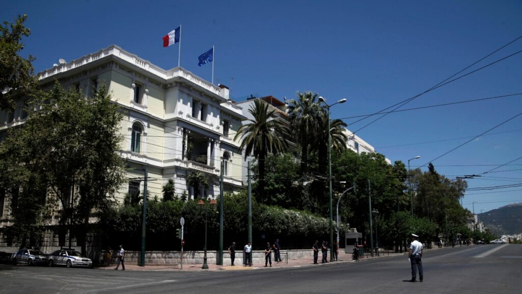 Εκκενώθηκε η γαλλική πρεσβεία ύστερα από τηλεφώνημα για βόμβα – Διακοπή κυκλοφορίας στην Ακαδημίας