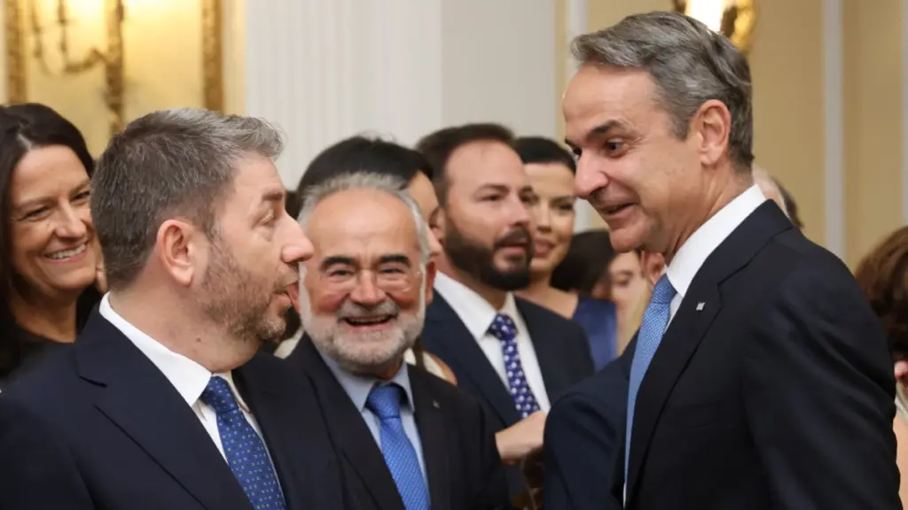 «Πηγαδάκια» με άρωμα εκλογών στο Προεδρικό – Τα χαμόγελα, οι ατάκες Τασούλα και οι συζητήσεις για την κάλπη