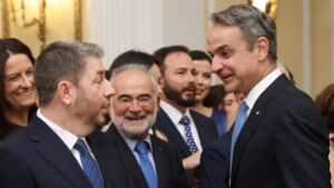 «Πηγαδάκια» με άρωμα εκλογών στο Προεδρικό – Τα χαμόγελα, οι ατάκες Τασούλα και οι συζητήσεις για την κάλπη