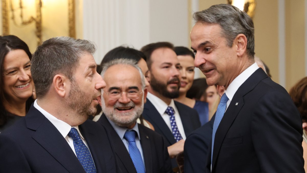 «Πηγαδάκια» με άρωμα εκλογών στο Προεδρικό – Τα χαμόγελα, οι ατάκες Τασούλα και οι συζητήσεις για την κάλπη