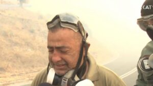 Συγκλονιστικό βίντεο με εθελοντή πυροσβέστη που θρηνεί για τους νεκρούς συναδέλφους του – “Δεν θα γυρίσουν τα παιδιά σπίτι τους”