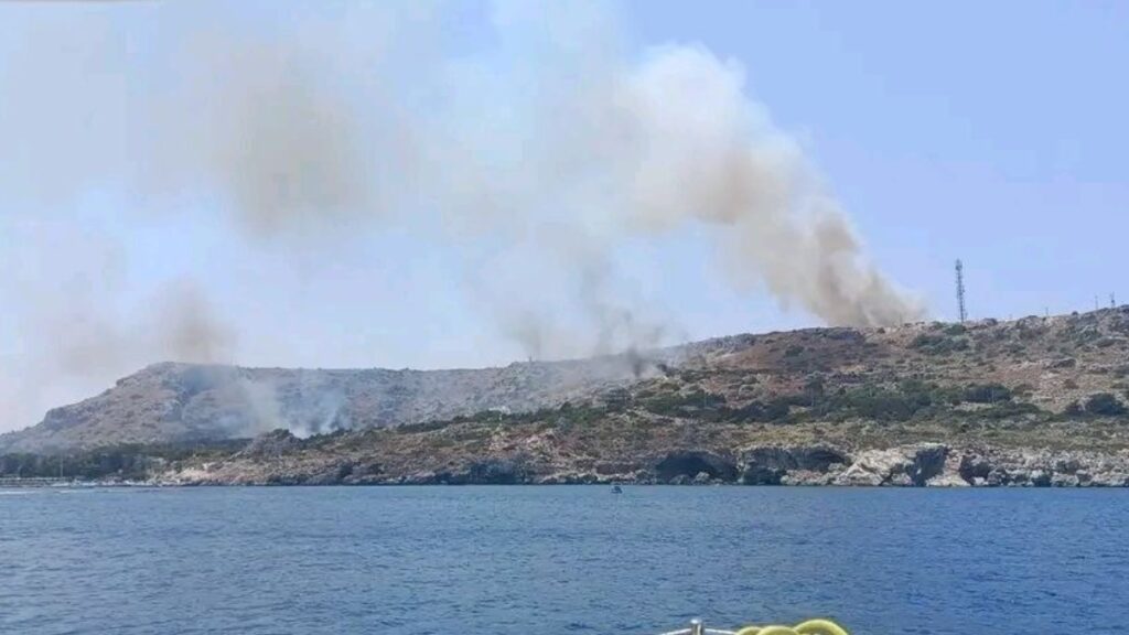 Πυρκαγιά στην Καλλιθέα Ρόδου – Καίει χαμηλή βλάστηση