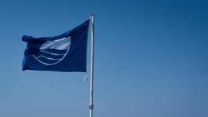 Αφαιρέθηκε η «Γαλάζια Σημαία» από 9 ελληνικές παραλίες – Τι εντοπίστηκε σε αιφνιδιαστικούς ελέγχους