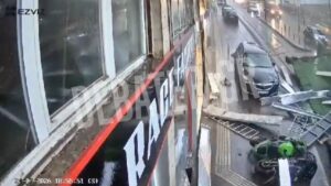 Βίντεο-ντοκουμέντο DEBATER: Η στιγμή που καταρρέει η σκαλωσιά πολυκατοικίας στον Πειραιά