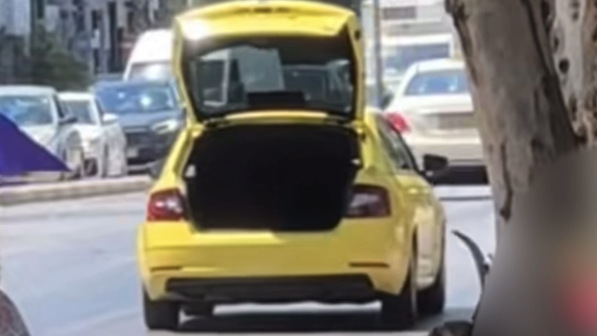 Οδηγός ταξί ζήτησε από επιβάτες διπλάσια χρήματα γιατί είχε κίνηση ο δρόμος (βίντεο)