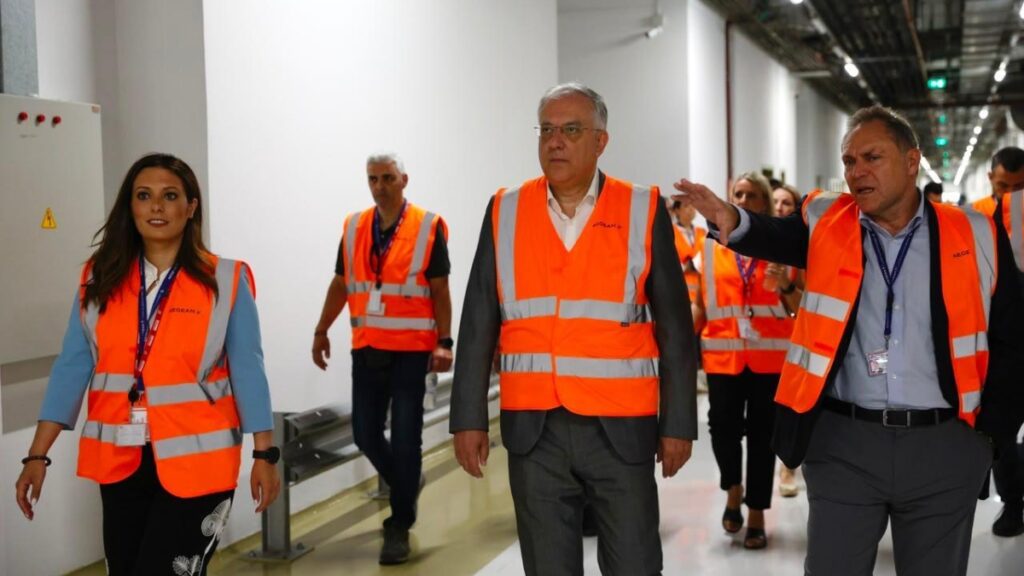 Τάκης Θεοδωρικάκος από το κέντρο εκπαίδευσης πληρωμάτων  στο Ελ. Βενιζέλος: «Εμβληματική επένδυση στην ασφάλεια των επιβατών»