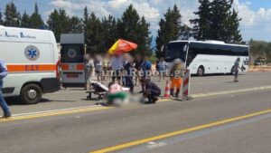 Τροχαίο στις Θερμοπύλες: ΙΧ παρέσυρε τουρίστρια μπροστά στο άγαλμα του Λεωνίδα (φωτογραφίες)
