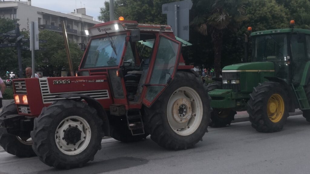Τρίκαλα: Πορεία με τρακτέρ των αγροτών στο κέντρο της πόλης