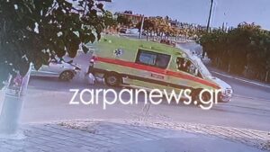 Χανιά: Η στιγμή που τουμπάρει το ασθενοφόρο – Καρέ καρέ η σύγκρουση με το αυτοκίνητο (Βίντεο)