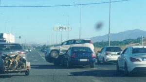 Ιωάννινα: Σοβαρό τροχαίο με σύγκρουση δύο οχημάτων – Το ένα “καβάλησε” το άλλο (φωτογραφίες)