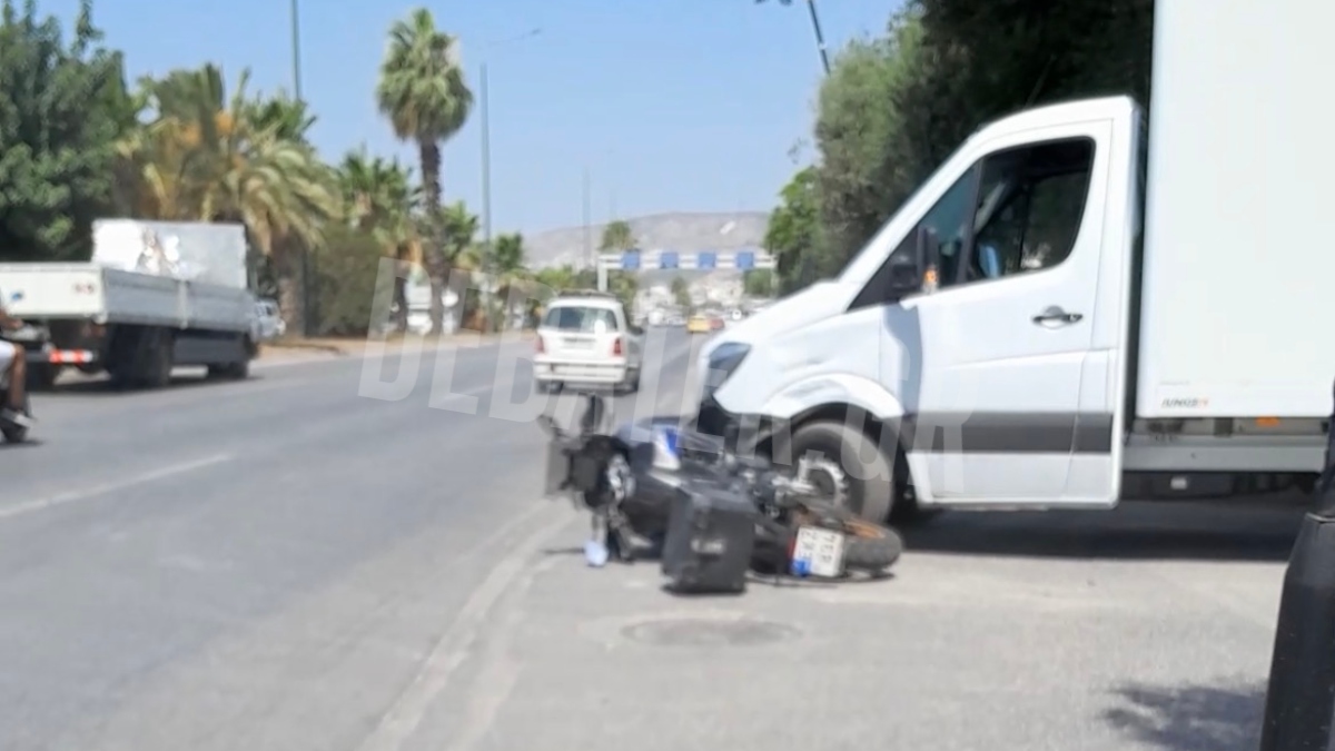 Τροχαίο στη Λεωφόρο Αθηνών – Από τύχη γλίτωσε ο οδηγός μηχανής μετά από σύγκρουση με φορτηγό (εικόνα + βίντεο)