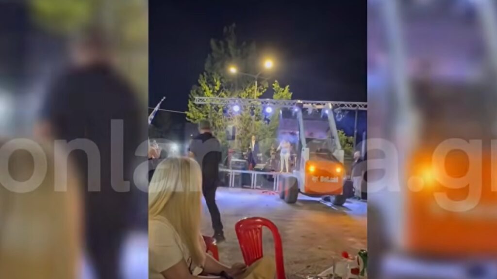 Απίστευτο περιστατικό στα Φάρσαλα: Έριξαν λουλούδια στη Γωγώ Τσαμπά με… φορτωτή (βίντεο)