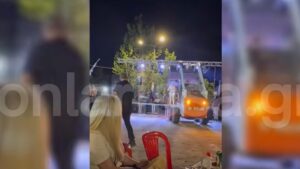 Απίστευτο περιστατικό στα Φάρσαλα: Έριξαν λουλούδια στη Γωγώ Τσαμπά με… φορτωτή (βίντεο)