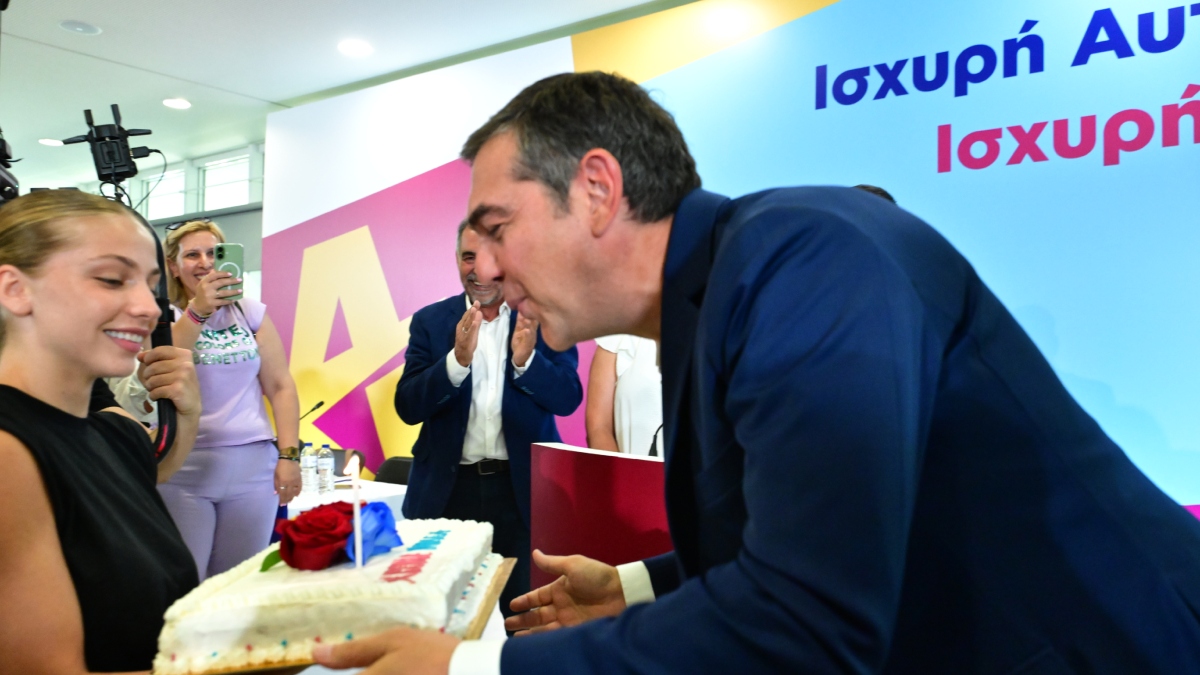 Αλέξης Τσίπρας: Η έκπληξη για τα γενέθλια του – Η τούρτα μετά την εκδήλωση της ΕΛΑΣ για την Αυτοδιοίκηση (εικόνες)
