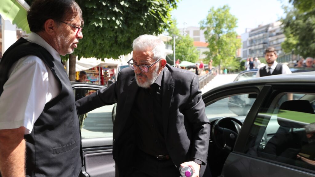 Βάγια Νέστορα: Σε συγκινησιακό κλίμα η κηδεία της στην Κοζάνη – Ράκος ο σύζυγός της, με λευκά λουλούδια ο κόσμος (βίντεο)
