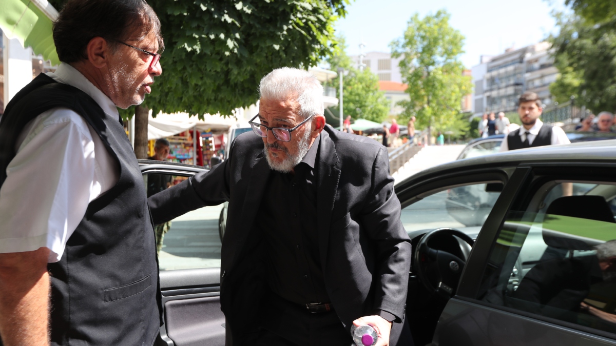 Βάγια Νέστορα: Θλίψη στην κηδεία της στην Κοζάνη – Ράκος ο σύζυγός της, παρών ο πρωθυπουργός (Εικόνες)