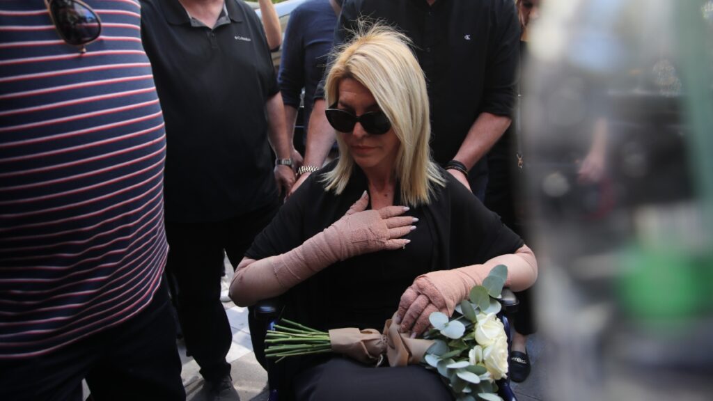 Θλίψη στην κηδεία της Βάγιας Νέστορα στην Κοζάνη: Σε αμαξίδιο η κόρη της Αφροδίτη, ράκος ο σύζυγός της (Φωτογραφίες)