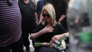 Κηδεία Βάγιας Νέστορα: Συγκλόνισε ο επικήδειος του αδελφού της, “γιατί, γιατί, γιατί;” – Σε αναπηρικό αμαξίδιο η κόρη της