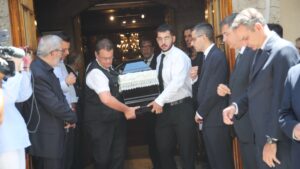 Κηδεία Βάγιας Νέστορα: Συγκλόνισε ο επικήδειος του αδελφού της, “γιατί, γιατί, γιατί;” – Σε αναπηρικό αμαξίδιο η κόρη της