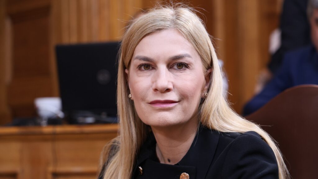 Σέβη Βολουδάκη: Άγνωστοι έγραψαν απειλητικά μηνύματα στο σπίτι και το γραφείο της – «Δεν φοβάμαι, δεν εκβιάζομαι, δεν κάνω πίσω»