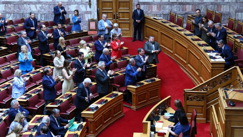 Ανακοινώθηκε στην Ολομέλεια η παραίτηση Φάμελλου και Καραμέρου