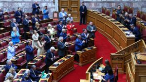 Ανακοινώθηκε στην Ολομέλεια η παραίτηση Φάμελλου και Καραμέρου