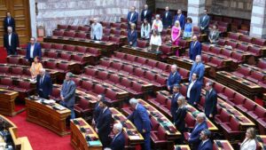Ενός λεπτού σιγή στην Βουλή για τους πυροσβέστες που έχασαν την ζωή τους σε Ρέθυμνο και Γύθειο