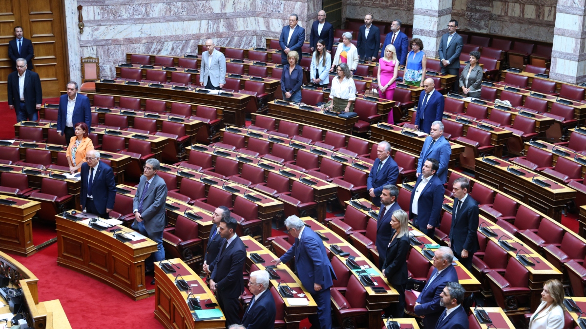 Ενός λεπτού σιγή στην Βουλή για τους πυροσβέστες που έχασαν την ζωή τους σε Ρέθυμνο και Γύθειο