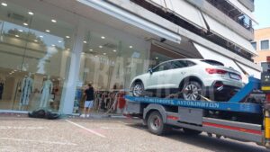 Βριλήσσια: Αυτοκίνητο έπεσε πάνω σε κατάστημα ρούχων – Από θαύμα δεν υπήρξαν τραυματίες, μπέρδεψε την όπισθεν με την πρώτη
