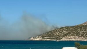 Φωτιά στον Χάρακα Κερατέας: Κινητοποιήθηκαν ισχυρές δυνάμεις της πυροσβεστικής – Μήνυμα του 112 για ετοιμότητα, 6 εναέρια στην μάχη