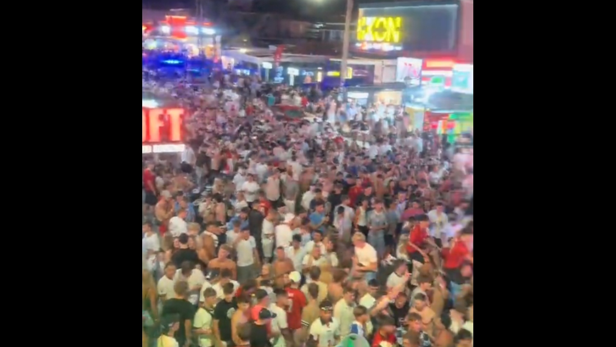 Χαμός στον Λαγανά της Ζακύνθου μετά την πρόκριση της Αγγλίας στα ημιτελικά του Μουντιάλ 2026 – Τουρίστες τραγούδησαν “It’s comimg home”