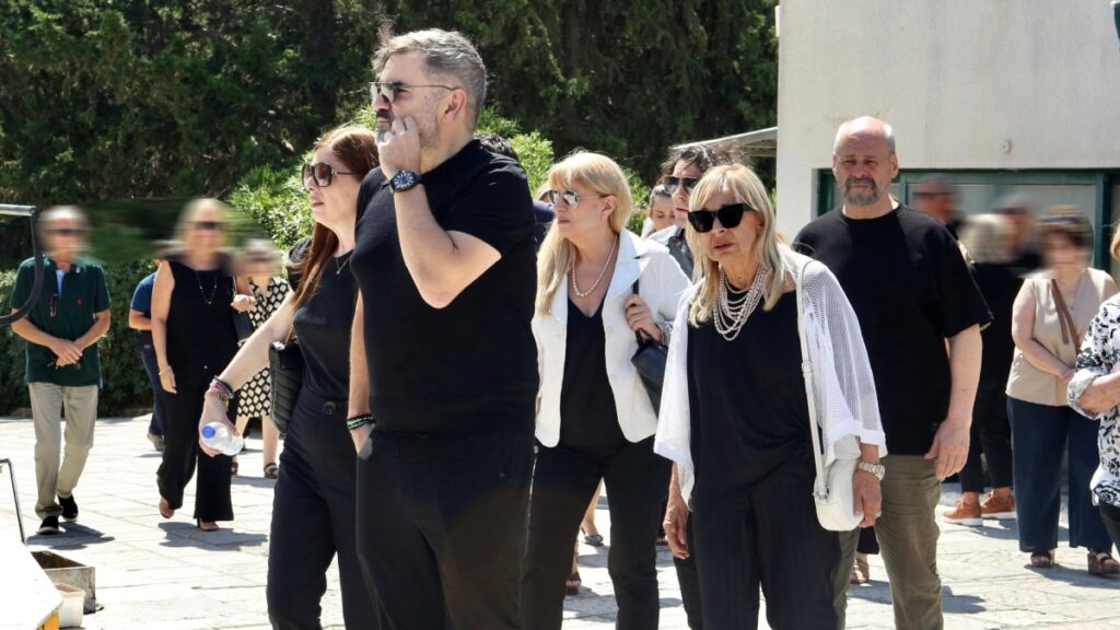 Τζένη Ζαχαροπούλου: Σε κλίμα συγκίνησης το τελευταίο “αντίο” στην ηθοποιό (φωτογραφίες)