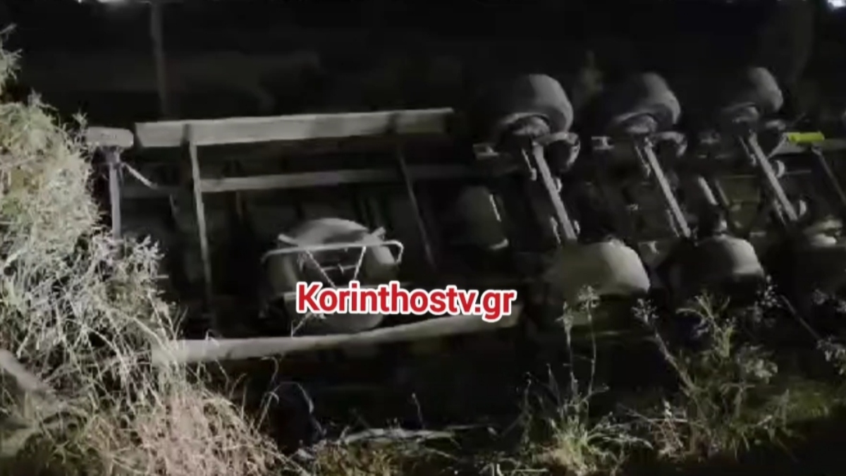 Συναγερμός στο Ζευγολατιό Κορινθίας: Ανατράπηκε νταλίκα στην Εθνική Οδό – Εγκλωβισμένος ο οδηγός