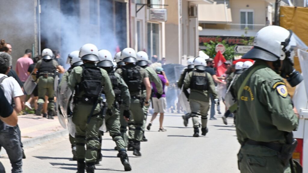 Επεισόδια στο Άργος στην πορεία για τον θάνατο του 20χρονου – Ένταση ανάμεσα σε διαδηλωτές και ΜΑΤ (βίντεο)