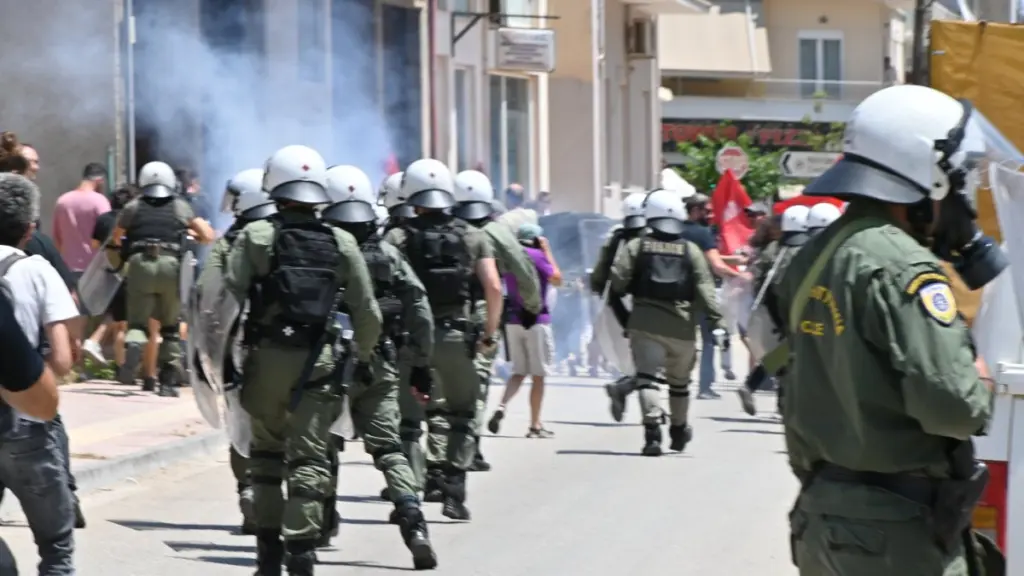 Επεισόδια στο Άργος στην πορεία για τον θάνατο του 20χρονου – Ένταση ανάμεσα σε διαδηλωτές και ΜΑΤ (βίντεο)