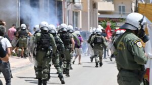 Επεισόδια στο Άργος στην πορεία για τον θάνατο του 20χρονου – Ένταση ανάμεσα σε διαδηλωτές και ΜΑΤ (βίντεο)