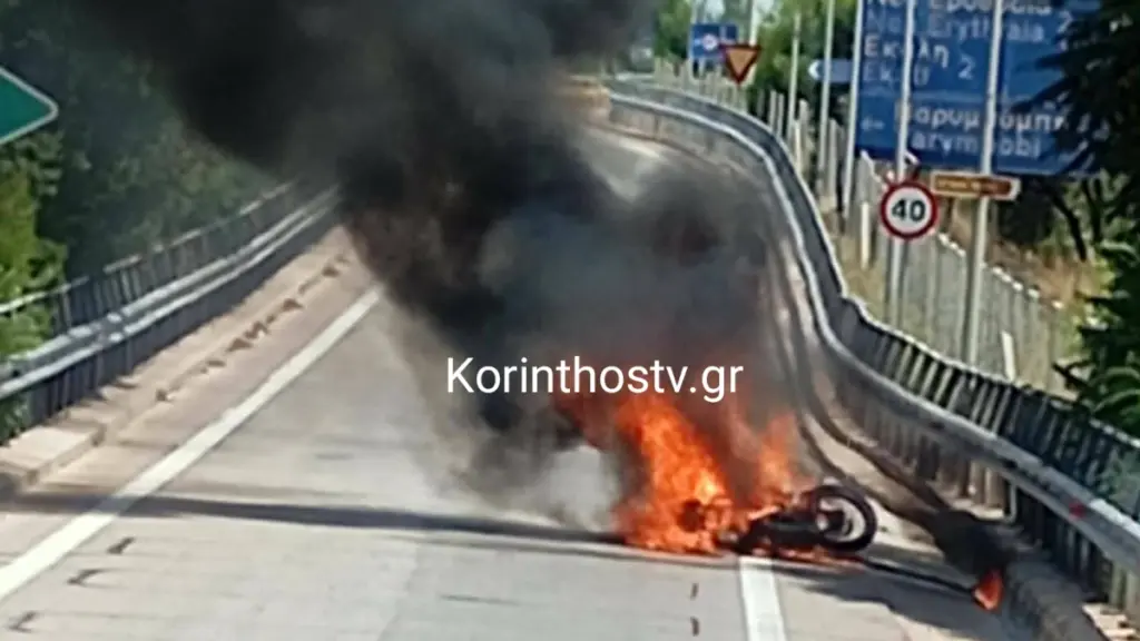 Στις φλόγες τυλίχθηκε δίκυκλο στην γέφυρα Βαρυμπόμπης – Δείτε βίντεο