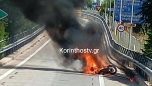 Στις φλόγες τυλίχθηκε δίκυκλο στην γέφυρα Βαρυμπόμπης – Δείτε βίντεο