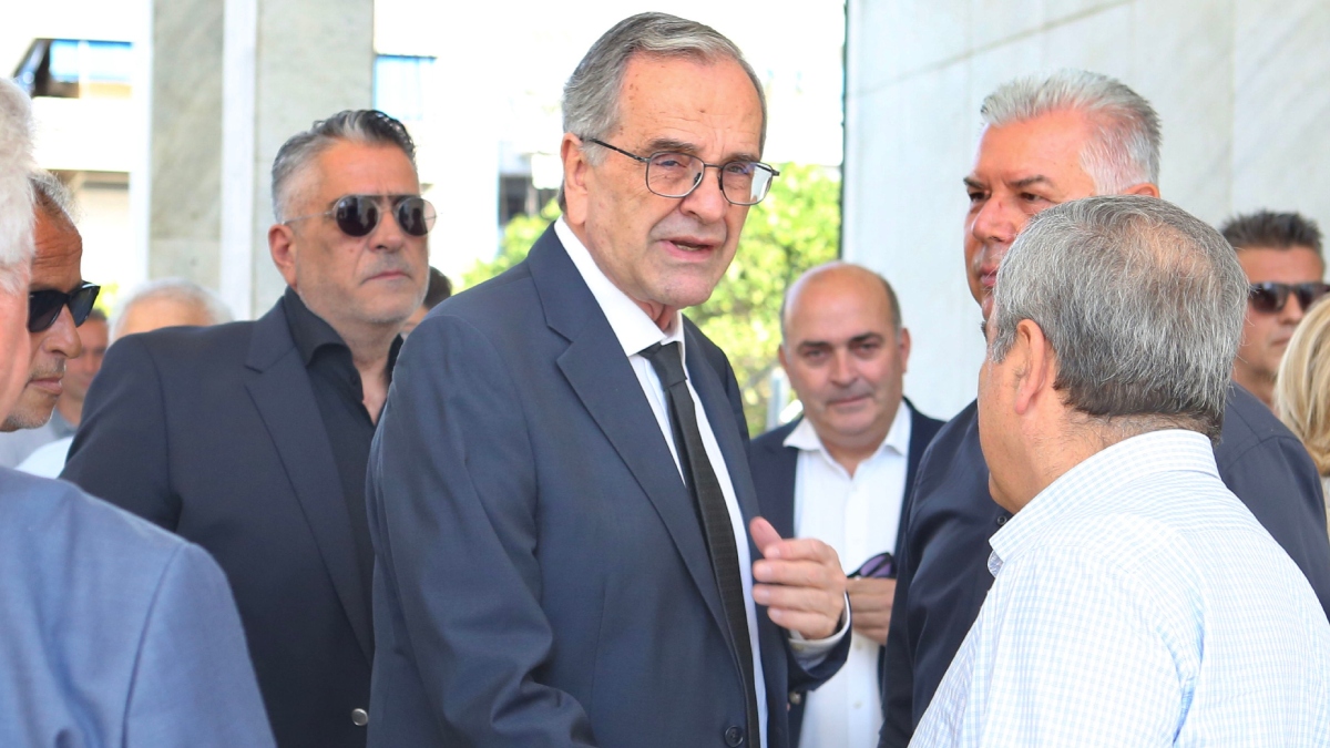 Τελέστηκε το μνημόσυνο της Λένας Σαμαρά – Συγκινημένοι ο Αντώνης Σαμαράς, η σύζυγος και ο γιος τους (Φωτογραφίες)