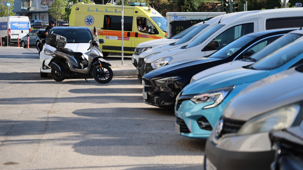 Άγιος Δημήτριος: Μπουκάλι αλκοόλ βρέθηκε στο αυτοκίνητο που εντοπίστηκε νεκρός ο αστυνομικός