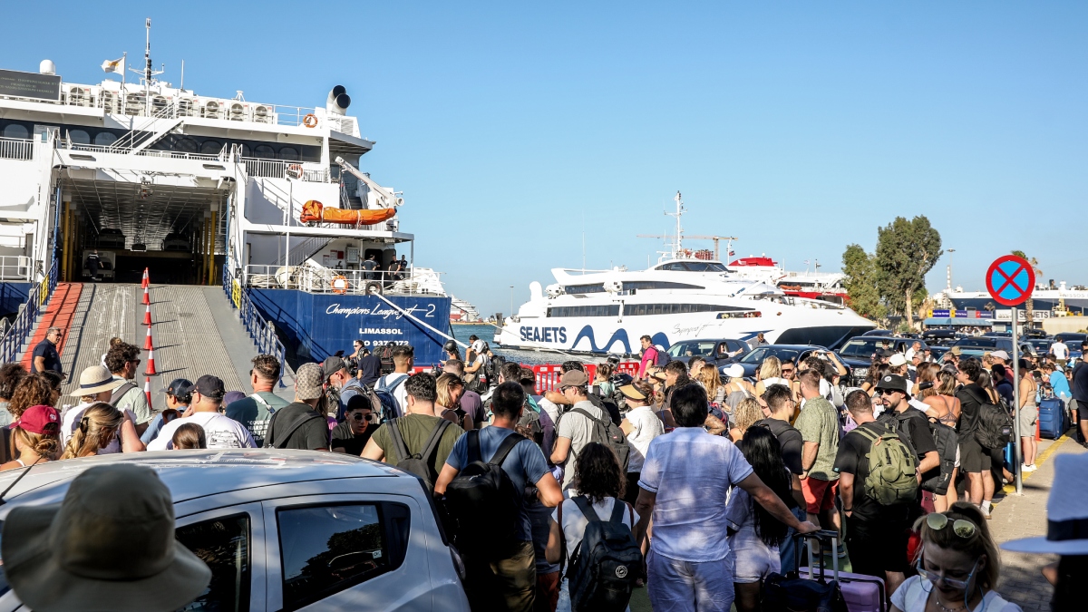 Κορυφώνεται η έξοδος του Αυγούστου – Πάνω από 56.000 επιβάτες αναχωρούν σήμερα από τα λιμάνια της Αττικής