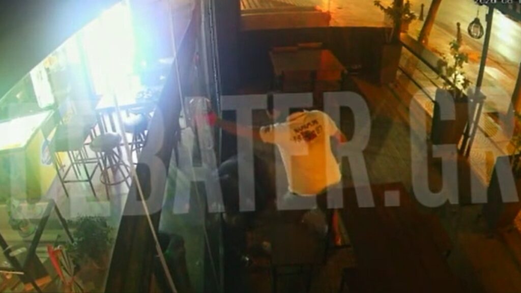 Θεσσαλονίκη: Διαρρήκτες “μπούκαραν” σε κατάστημα και άρπαξαν προϊόντα – Δείτε το αποκλειστικό βίντεο του DEBATER