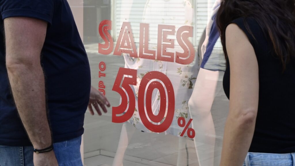 Πέφτει σήμερα η “αυλαία” για τις θερινές εκπτώσεις – Χαμηλός ο τζίρος των επιχειρήσεων