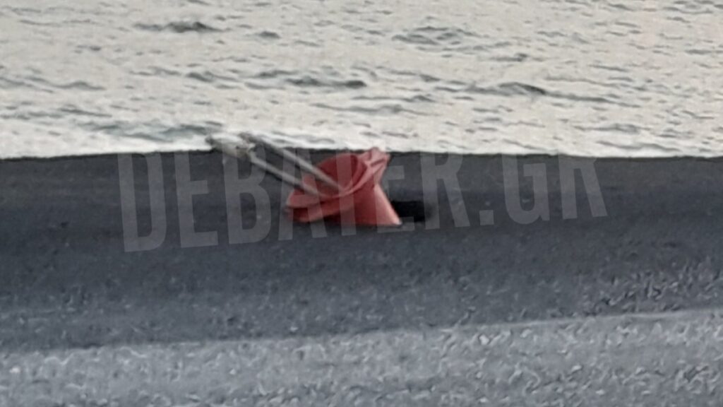 Εύβοια: Ο ευφάνταστος τρόπος να προειδοποιήσουν για τρύπα στο οδόστρωμα (φωτογραφίες+βίντεο)