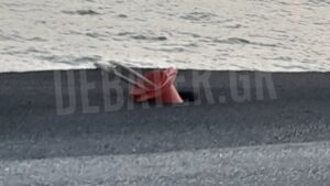 Εύβοια: Ο ευφάνταστος τρόπος να προειδοποιήσουν για τρύπα στο οδόστρωμα (φωτογραφίες+βίντεο)