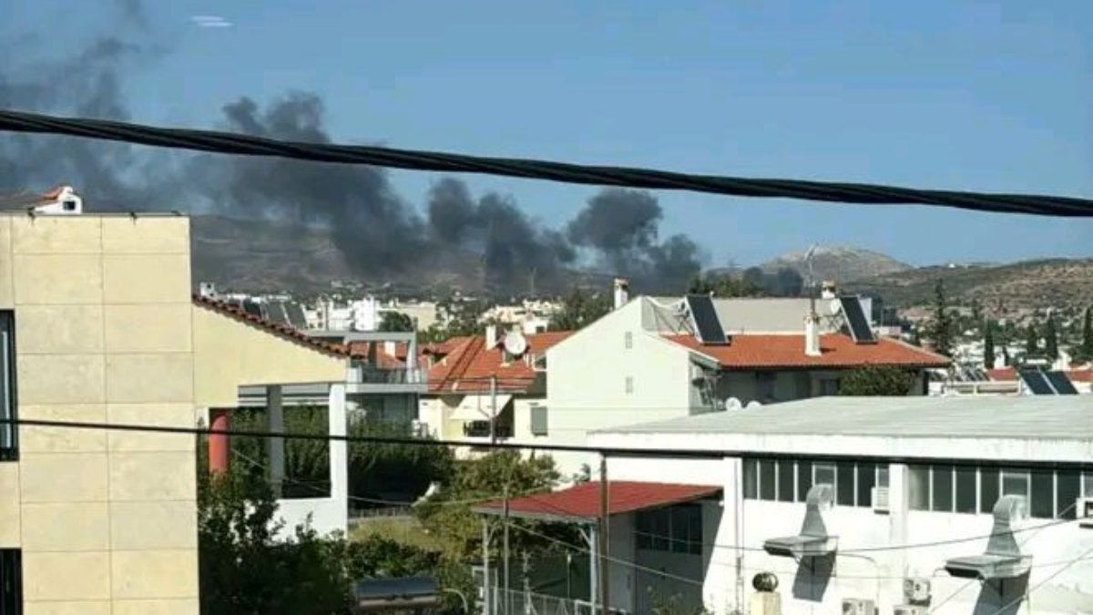 Φωτιά στην Ανθούσα: Καίγονται φαρμακευτικά είδη – Καλύτερη η εικόνα (βίντεο)