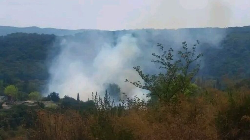 Φωτιά στο Τεμπλόνι Κέρκυρας – Μήνυμα από το 112 για ετοιμότητα, επιχειρούν επτά εναέρια μέσα