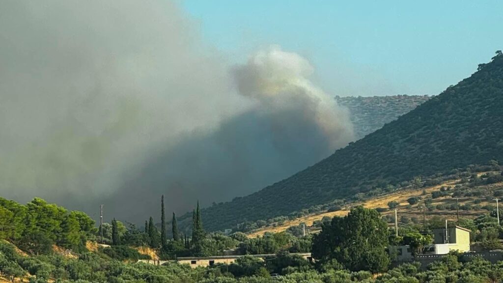 Φωτιά στον Κουβαρά Αττικής – Σηκώθηκαν 9 εναέρια μέσα, μήνυμα από το 112: “Εκκενώστε προς Καλύβια” (βίντεο)