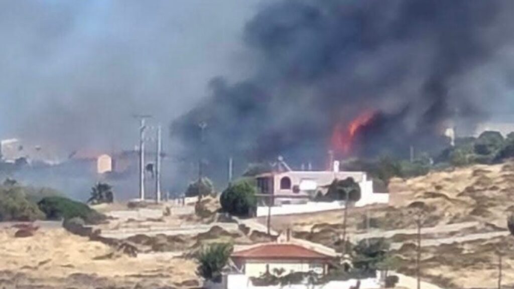 Φωτιά στη Λαυρεωτική: Μήνυμα του 112 για εκκένωση Αγίας Μαρίνας και Τσονίμας