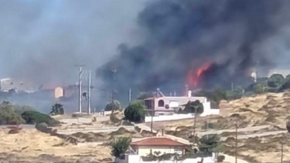 Φωτιά στη Λαυρεωτική: Μήνυμα του 112 για εκκένωση Αγίας Μαρίνας και Τσονίμας